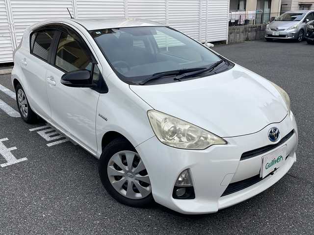 トヨタ アクア S 広島県 2012(平24)年 7.1万km ライムホワイトパールクリスタルシャイン /登録時走行距離/　　　　　　　70628キロ/純正ナビ/フロント・バックカメラ/地デジ/スペアキー×１/ETC/新車時整備手帳/　　【保証書】/取扱説明書/