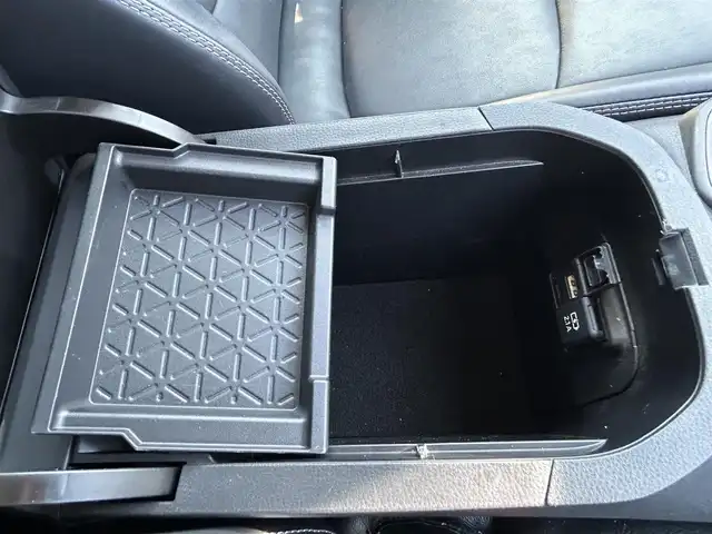 トヨタ ＲＡＶ４ ハイブリットG 長野県 2019(令1)年 11.3万km ホワイトパールクリスタルシャイン 4WD/ワンオーナー/純正ナビ/・Bluetooth/CD/DVD/TV/バックカメラ/純正2.0ETC/電動リアゲート/社外ドライブレコーダー/純正フロアマット/メモリパワーシート/レザーシート/前席シートヒーター/純正18インチAW/前後コーナーセンサー/LEDオートライト/オートマチックハイビーム/ハンドルヒーター/寒冷地仕様/クルーズコントロール追走あり/電格ミラー/ドアバイザー/取り扱い説明書/保証書