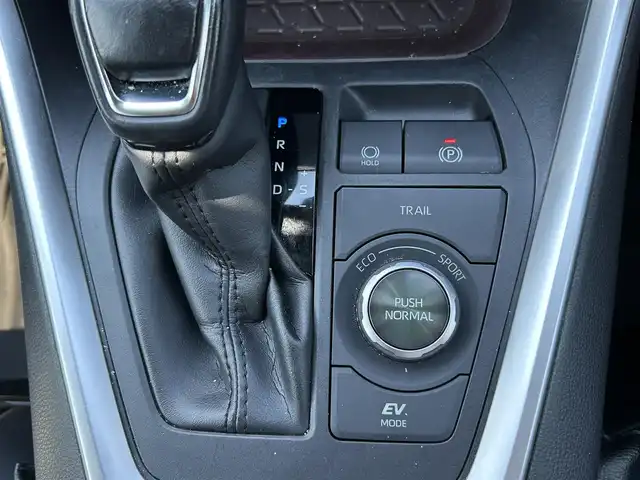 トヨタ ＲＡＶ４ ハイブリットG 長野県 2019(令1)年 11.3万km ホワイトパールクリスタルシャイン 4WD/ワンオーナー/純正ナビ/・Bluetooth/CD/DVD/TV/バックカメラ/純正2.0ETC/電動リアゲート/社外ドライブレコーダー/純正フロアマット/メモリパワーシート/レザーシート/前席シートヒーター/純正18インチAW/前後コーナーセンサー/LEDオートライト/オートマチックハイビーム/ハンドルヒーター/寒冷地仕様/クルーズコントロール追走あり/電格ミラー/ドアバイザー/取り扱い説明書/保証書