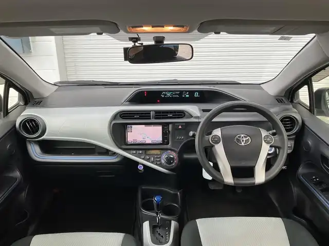 トヨタ アクア S 高知県 2014(平26)年 14.4万km ライムホワイトパールクリスタルシャイン 純正SDナビ/スマートキー/バックカメラ/フルセグ/ETC/Bluetooth接続/AAC/純正フロアマット/横滑り防止装置/取扱説明書/記録簿/オートライト/Wエアバッグ