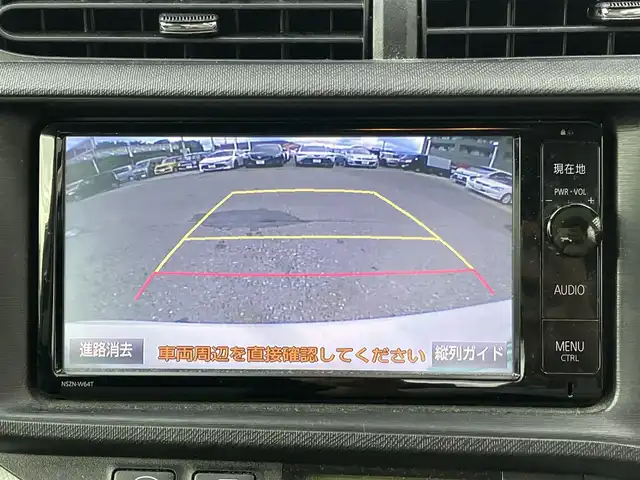 トヨタ アクア S 高知県 2014(平26)年 14.4万km ライムホワイトパールクリスタルシャイン 純正SDナビ/スマートキー/バックカメラ/フルセグ/ETC/Bluetooth接続/AAC/純正フロアマット/横滑り防止装置/取扱説明書/記録簿/オートライト/Wエアバッグ