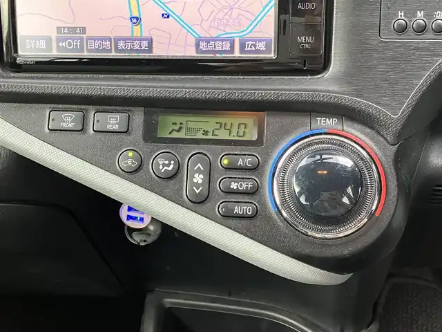 トヨタ アクア S 高知県 2014(平26)年 14.4万km ライムホワイトパールクリスタルシャイン 純正SDナビ/スマートキー/バックカメラ/フルセグ/ETC/Bluetooth接続/AAC/純正フロアマット/横滑り防止装置/取扱説明書/記録簿/オートライト/Wエアバッグ
