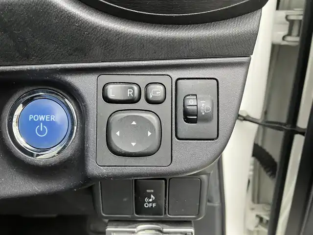 トヨタ アクア S 高知県 2014(平26)年 14.4万km ライムホワイトパールクリスタルシャイン 純正SDナビ/スマートキー/バックカメラ/フルセグ/ETC/Bluetooth接続/AAC/純正フロアマット/横滑り防止装置/取扱説明書/記録簿/オートライト/Wエアバッグ