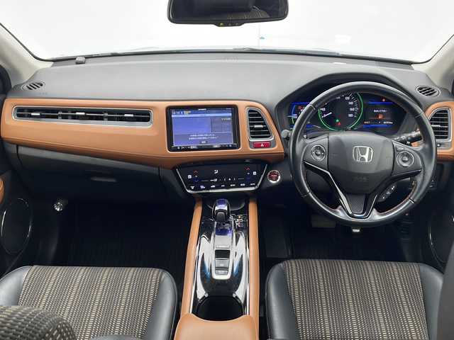 ホンダ ヴェゼル ハイブリッド Z 千葉県 2015(平27)年 4.8万km ルーセブラックM 社外ナビ【AVIC-RL09】/(CD/DVD/Bluetooth/フルセグ/SD/USB)/社外後席モニター/バックカメラ/クルーズコントロール/クリアランスソナー(前後)/電動パーキングブレーキ/オートホールド/LEDヘッドライト/フォグランプ/オートライト/シートヒーター(D+N席)/ETC/ハーフレザーシート/純正フロアマット/純正17インチアルミホイール/MTモード付AT/パドルシフト/トノカバー/電動格納ミラー/プッシュスタート/エアバッグ(W+サイド＋カーテン)/横滑り防止装置