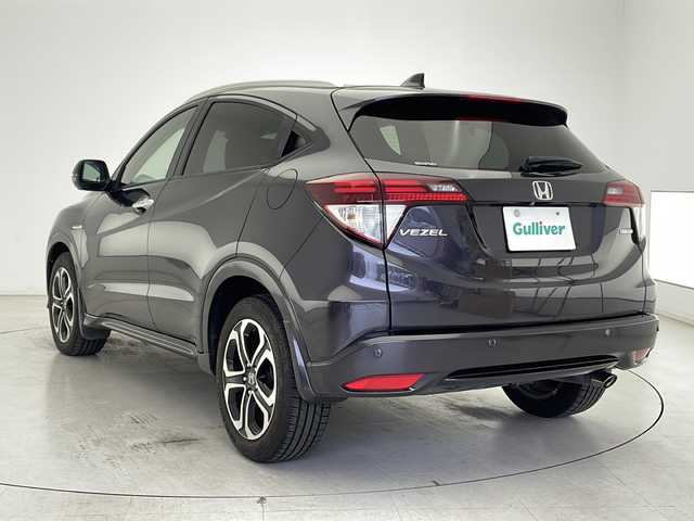 ホンダ ヴェゼル ハイブリッド Z 千葉県 2015(平27)年 4.8万km ルーセブラックM 社外ナビ【AVIC-RL09】/(CD/DVD/Bluetooth/フルセグ/SD/USB)/社外後席モニター/バックカメラ/クルーズコントロール/クリアランスソナー(前後)/電動パーキングブレーキ/オートホールド/LEDヘッドライト/フォグランプ/オートライト/シートヒーター(D+N席)/ETC/ハーフレザーシート/純正フロアマット/純正17インチアルミホイール/MTモード付AT/パドルシフト/トノカバー/電動格納ミラー/プッシュスタート/エアバッグ(W+サイド＋カーテン)/横滑り防止装置