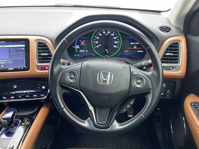 ホンダ ヴェゼル ハイブリッド Z 千葉県 2015(平27)年 4.8万km ルーセブラックM 社外ナビ【AVIC-RL09】/(CD/DVD/Bluetooth/フルセグ/SD/USB)/社外後席モニター/バックカメラ/クルーズコントロール/クリアランスソナー(前後)/電動パーキングブレーキ/オートホールド/LEDヘッドライト/フォグランプ/オートライト/シートヒーター(D+N席)/ETC/ハーフレザーシート/純正フロアマット/純正17インチアルミホイール/MTモード付AT/パドルシフト/トノカバー/電動格納ミラー/プッシュスタート/エアバッグ(W+サイド＋カーテン)/横滑り防止装置