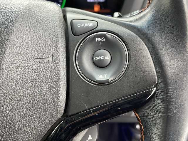 ホンダ ヴェゼル ハイブリッド Z 千葉県 2015(平27)年 4.8万km ルーセブラックM 社外ナビ【AVIC-RL09】/(CD/DVD/Bluetooth/フルセグ/SD/USB)/社外後席モニター/バックカメラ/クルーズコントロール/クリアランスソナー(前後)/電動パーキングブレーキ/オートホールド/LEDヘッドライト/フォグランプ/オートライト/シートヒーター(D+N席)/ETC/ハーフレザーシート/純正フロアマット/純正17インチアルミホイール/MTモード付AT/パドルシフト/トノカバー/電動格納ミラー/プッシュスタート/エアバッグ(W+サイド＋カーテン)/横滑り防止装置