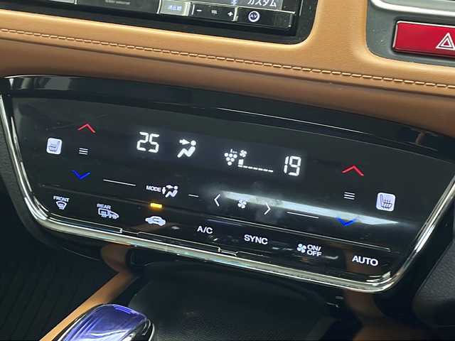 ホンダ ヴェゼル ハイブリッド Z 千葉県 2015(平27)年 4.8万km ルーセブラックM 社外ナビ【AVIC-RL09】/(CD/DVD/Bluetooth/フルセグ/SD/USB)/社外後席モニター/バックカメラ/クルーズコントロール/クリアランスソナー(前後)/電動パーキングブレーキ/オートホールド/LEDヘッドライト/フォグランプ/オートライト/シートヒーター(D+N席)/ETC/ハーフレザーシート/純正フロアマット/純正17インチアルミホイール/MTモード付AT/パドルシフト/トノカバー/電動格納ミラー/プッシュスタート/エアバッグ(W+サイド＋カーテン)/横滑り防止装置