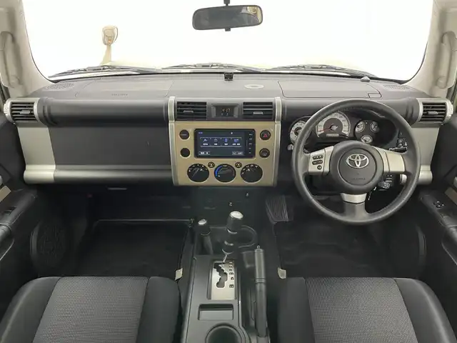 トヨタ ＦＪクルーザー カラーパッケージ 愛知県 2014(平26)年 9.2万km ベージュ/ホワイト 純正ナビ　バックカメラ　フルセグ　禁煙　Ｂｌｕｅｔｏｏｔｈ　ＤＶＤ　クルコン　ＥＴＣ　純正フロアマット　純正ＡＷ　カーテンエアバッグ　フォグランプ　ツートンカラー　コーナーセンサー　純正革巻きハンドル