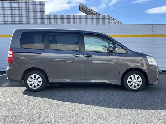 トヨタ ノア X 埼玉県 2012(平24)年 10.4万km グレーメタリック ・社外ナビ/・両側スライドドア/・純正フロアマット/・革巻きステアリング/・ETC