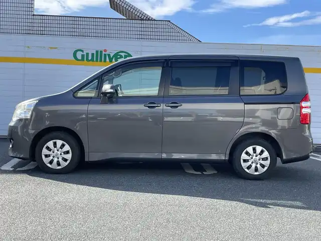 トヨタ ノア X 埼玉県 2012(平24)年 10.4万km グレーメタリック ・社外ナビ/・両側スライドドア/・純正フロアマット/・革巻きステアリング/・ETC