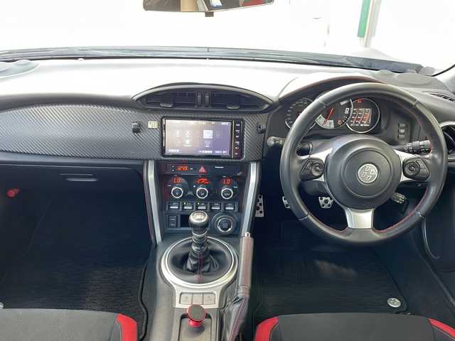 トヨタ ８６ GT 愛知県 2018(平30)年 10万km クリスタルホワイトパール /禁煙車//ワンオーナー//後期G型//6MT//TRDフロントスポイラー//TRDサイドスカート//TRDエアロスタビライジングカバー//プロコンポジットリアウィング//SARDレーシング4本出しマフラー//ボンネットカーボン調フィルム//トルセンLSD//純正ナビ//フルセグ/Bluetooth/CD/DVD/MSV/SD//HDMI/USB//TVキャンセラー//バックカメラ//ETC//クルーズコントロール//TRACKモード//TRC/VSC//GIS//ヒルスタートアシストコントロール//Bi-BeamオートベアリングLEDヘッドライト//フロント・リアフォグランプ//純正17インチアルミホイール//スペアタイヤ//プッシュスタート//スペアスマートキー//3本スポーク革巻きステアリング//ステアリングリモコン//チルト&テレスコピックステアリング//純正フロアマット//純正ドアバイザー//スポーツアルミペダル//フレームレス防眩インナーミラー//電動格納ミラー//カーテンエアバック//シートリフター//86ロゴカーテシランプ//保証書//取扱説明書//ナビ取扱説明書//ディーラー点検整備記録簿H31.R1.2.3.5