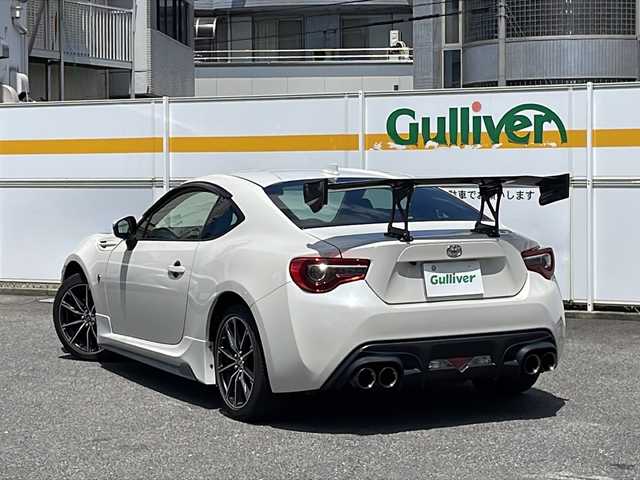 トヨタ ８６ GT 愛知県 2018(平30)年 10万km クリスタルホワイトパール /禁煙車//ワンオーナー//後期G型//6MT//TRDフロントスポイラー//TRDサイドスカート//TRDエアロスタビライジングカバー//プロコンポジットリアウィング//SARDレーシング4本出しマフラー//ボンネットカーボン調フィルム//トルセンLSD//純正ナビ//フルセグ/Bluetooth/CD/DVD/MSV/SD//HDMI/USB//TVキャンセラー//バックカメラ//ETC//クルーズコントロール//TRACKモード//TRC/VSC//GIS//ヒルスタートアシストコントロール//Bi-BeamオートベアリングLEDヘッドライト//フロント・リアフォグランプ//純正17インチアルミホイール//スペアタイヤ//プッシュスタート//スペアスマートキー//3本スポーク革巻きステアリング//ステアリングリモコン//チルト&テレスコピックステアリング//純正フロアマット//純正ドアバイザー//スポーツアルミペダル//フレームレス防眩インナーミラー//電動格納ミラー//カーテンエアバック//シートリフター//86ロゴカーテシランプ//保証書//取扱説明書//ナビ取扱説明書//ディーラー点検整備記録簿H31.R1.2.3.5