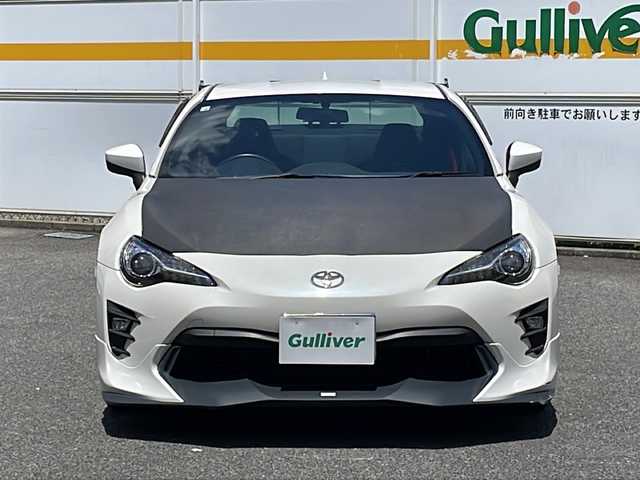トヨタ ８６ GT 愛知県 2018(平30)年 10万km クリスタルホワイトパール /禁煙車//ワンオーナー//後期G型//6MT//TRDフロントスポイラー//TRDサイドスカート//TRDエアロスタビライジングカバー//プロコンポジットリアウィング//SARDレーシング4本出しマフラー//ボンネットカーボン調フィルム//トルセンLSD//純正ナビ//フルセグ/Bluetooth/CD/DVD/MSV/SD//HDMI/USB//TVキャンセラー//バックカメラ//ETC//クルーズコントロール//TRACKモード//TRC/VSC//GIS//ヒルスタートアシストコントロール//Bi-BeamオートベアリングLEDヘッドライト//フロント・リアフォグランプ//純正17インチアルミホイール//スペアタイヤ//プッシュスタート//スペアスマートキー//3本スポーク革巻きステアリング//ステアリングリモコン//チルト&テレスコピックステアリング//純正フロアマット//純正ドアバイザー//スポーツアルミペダル//フレームレス防眩インナーミラー//電動格納ミラー//カーテンエアバック//シートリフター//86ロゴカーテシランプ//保証書//取扱説明書//ナビ取扱説明書//ディーラー点検整備記録簿H31.R1.2.3.5