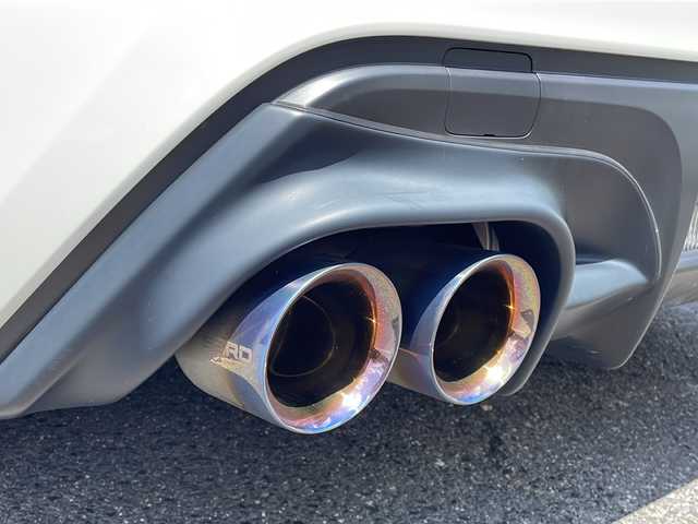 トヨタ ８６ GT 愛知県 2018(平30)年 10万km クリスタルホワイトパール /禁煙車//ワンオーナー//後期G型//6MT//TRDフロントスポイラー//TRDサイドスカート//TRDエアロスタビライジングカバー//プロコンポジットリアウィング//SARDレーシング4本出しマフラー//ボンネットカーボン調フィルム//トルセンLSD//純正ナビ//フルセグ/Bluetooth/CD/DVD/MSV/SD//HDMI/USB//TVキャンセラー//バックカメラ//ETC//クルーズコントロール//TRACKモード//TRC/VSC//GIS//ヒルスタートアシストコントロール//Bi-BeamオートベアリングLEDヘッドライト//フロント・リアフォグランプ//純正17インチアルミホイール//スペアタイヤ//プッシュスタート//スペアスマートキー//3本スポーク革巻きステアリング//ステアリングリモコン//チルト&テレスコピックステアリング//純正フロアマット//純正ドアバイザー//スポーツアルミペダル//フレームレス防眩インナーミラー//電動格納ミラー//カーテンエアバック//シートリフター//86ロゴカーテシランプ//保証書//取扱説明書//ナビ取扱説明書//ディーラー点検整備記録簿H31.R1.2.3.5