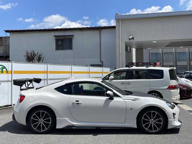トヨタ ８６ GT 愛知県 2018(平30)年 10万km クリスタルホワイトパール /禁煙車//ワンオーナー//後期G型//6MT//TRDフロントスポイラー//TRDサイドスカート//TRDエアロスタビライジングカバー//プロコンポジットリアウィング//SARDレーシング4本出しマフラー//ボンネットカーボン調フィルム//トルセンLSD//純正ナビ//フルセグ/Bluetooth/CD/DVD/MSV/SD//HDMI/USB//TVキャンセラー//バックカメラ//ETC//クルーズコントロール//TRACKモード//TRC/VSC//GIS//ヒルスタートアシストコントロール//Bi-BeamオートベアリングLEDヘッドライト//フロント・リアフォグランプ//純正17インチアルミホイール//スペアタイヤ//プッシュスタート//スペアスマートキー//3本スポーク革巻きステアリング//ステアリングリモコン//チルト&テレスコピックステアリング//純正フロアマット//純正ドアバイザー//スポーツアルミペダル//フレームレス防眩インナーミラー//電動格納ミラー//カーテンエアバック//シートリフター//86ロゴカーテシランプ//保証書//取扱説明書//ナビ取扱説明書//ディーラー点検整備記録簿H31.R1.2.3.5