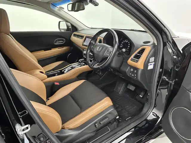 ホンダ ヴェゼル ハイブリッド Z ホンダセンシング 熊本県 2018(平30)年 6.3万km クリスタルブラックパール 純正ナビVXM-185VFi（ＣＤ・ＤＶＤ・フルセグ・ＢＴ・ｉｐｏｄ）/純正前方ドライブレコーダー　/バックカメラ　/ビルトインＥＴＣ　/前席シートヒーター　/前席パワーシート　/ホンダセンシング/・衝突軽減ブレーキ　/・レーダークルーズコントロール/・レーンキープアシスト　/・先行車発進お知らせ機能/・路外逸脱制御機能/・標識認識機能/横滑り防止/パドルシフト/ハーフレザーシート/オートブレーキホールド/純正フロアマット/純正17インチAW/オートライト/LEDヘッドライト/フォグランプ/スマートキー/プッシュスタート/スペアキー1本/保証書/取扱説明書