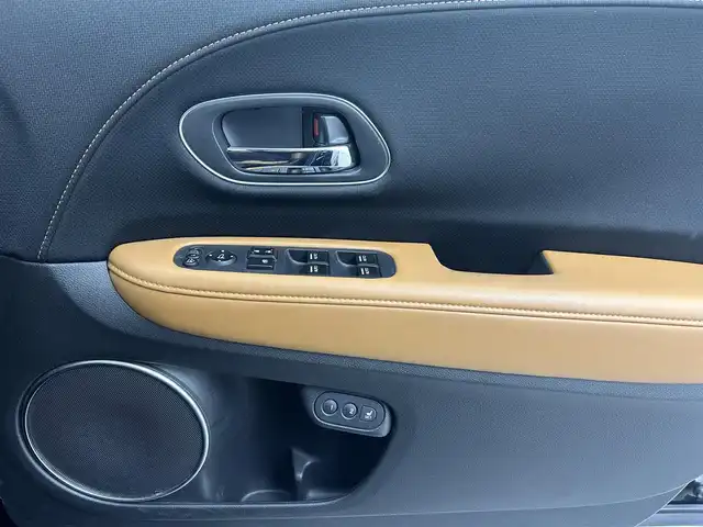 ホンダ ヴェゼル ハイブリッド Z ホンダセンシング 熊本県 2018(平30)年 6.3万km クリスタルブラックパール 純正ナビVXM-185VFi（ＣＤ・ＤＶＤ・フルセグ・ＢＴ・ｉｐｏｄ）/純正前方ドライブレコーダー　/バックカメラ　/ビルトインＥＴＣ　/前席シートヒーター　/前席パワーシート　/ホンダセンシング/・衝突軽減ブレーキ　/・レーダークルーズコントロール/・レーンキープアシスト　/・先行車発進お知らせ機能/・路外逸脱制御機能/・標識認識機能/横滑り防止/パドルシフト/ハーフレザーシート/オートブレーキホールド/純正フロアマット/純正17インチAW/オートライト/LEDヘッドライト/フォグランプ/スマートキー/プッシュスタート/スペアキー1本/保証書/取扱説明書