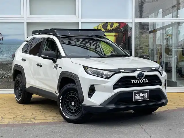 トヨタ ＲＡＶ４ ハイブリットG 道北・旭川 2020(令2)年 7.9万km ホワイトパールクリスタルシャイン AIS検査済み/DN【2406019072UZ】/【社外パーツ取付有】/16AW マッドヴァンスX　タイプF（社外）/ダンロップ　グラントレックAT5/LEDマーカー付ノーズカバー（社外）/フェンダーガーニッシュ/サンルーフ/黒レザーシート/トヨタセーフティセンス/純正SDナビ/ Bluetooth/フルセグTV/バックカメラ/ETC2.0/シートヒーター/ステアリングヒーター/電動リアゲート/TRDラゲッジマット/ヘッドライトカバー/ドアノブカバー/ドアミラーカバー/TOYOTAエンブレム/リアラダー/ルーフラック/前後ドラレコ