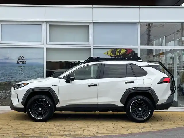 トヨタ ＲＡＶ４ ハイブリットG 道北・旭川 2020(令2)年 7.9万km ホワイトパールクリスタルシャイン AIS検査済み/DN【2406019072UZ】/【社外パーツ取付有】/16AW マッドヴァンスX　タイプF（社外）/ダンロップ　グラントレックAT5/LEDマーカー付ノーズカバー（社外）/フェンダーガーニッシュ/サンルーフ/黒レザーシート/トヨタセーフティセンス/純正SDナビ/ Bluetooth/フルセグTV/バックカメラ/ETC2.0/シートヒーター/ステアリングヒーター/電動リアゲート/TRDラゲッジマット/ヘッドライトカバー/ドアノブカバー/ドアミラーカバー/TOYOTAエンブレム/リアラダー/ルーフラック/前後ドラレコ