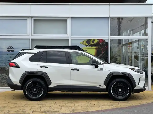 トヨタ ＲＡＶ４ ハイブリットG 道北・旭川 2020(令2)年 7.9万km ホワイトパールクリスタルシャイン AIS検査済み/DN【2406019072UZ】/【社外パーツ取付有】/16AW マッドヴァンスX　タイプF（社外）/ダンロップ　グラントレックAT5/LEDマーカー付ノーズカバー（社外）/フェンダーガーニッシュ/サンルーフ/黒レザーシート/トヨタセーフティセンス/純正SDナビ/ Bluetooth/フルセグTV/バックカメラ/ETC2.0/シートヒーター/ステアリングヒーター/電動リアゲート/TRDラゲッジマット/ヘッドライトカバー/ドアノブカバー/ドアミラーカバー/TOYOTAエンブレム/リアラダー/ルーフラック/前後ドラレコ