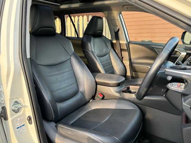 トヨタ ＲＡＶ４ ハイブリットG 道北・旭川 2020(令2)年 7.9万km ホワイトパールクリスタルシャイン AIS検査済み/DN【2406019072UZ】/【社外パーツ取付有】/16AW マッドヴァンスX　タイプF（社外）/ダンロップ　グラントレックAT5/LEDマーカー付ノーズカバー（社外）/フェンダーガーニッシュ/サンルーフ/黒レザーシート/トヨタセーフティセンス/純正SDナビ/ Bluetooth/フルセグTV/バックカメラ/ETC2.0/シートヒーター/ステアリングヒーター/電動リアゲート/TRDラゲッジマット/ヘッドライトカバー/ドアノブカバー/ドアミラーカバー/TOYOTAエンブレム/リアラダー/ルーフラック/前後ドラレコ