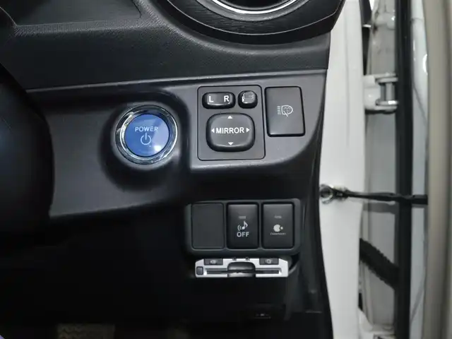 トヨタ アクア G 栃木県 2012(平24)年 11.4万km ライムホワイトパールクリスタルシャイン 社外エアロ/・フロントスポイラー/・サイドスカート/・リアアンダースポイラー/7インチ純正HDDナビ［NHZN-W61G］/・地デジ(フルセグ)/・Bluetooth/・DVD/CD/バックモニター/スマートエントリーパッケージ/・スマートエントリー&スタートシステム/・盗難防止システム/・コンライト/ツーリングパッケージ/・195/50R16タイヤ&16インチアルミホイール/・大型リヤスポイラー/運転席・助手席シートヒーター/ETC