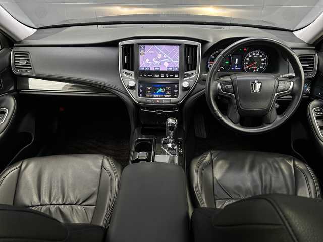 トヨタ クラウン ハイブリッド 佐賀県 2013(平25)年 5.5万km プレシャスブラックパール 純正8インチナビ/フルセグTV/CD/DVD/Bluetooth/全方位カメラ　/サンルーフ/クルーズコントロール/一時停止案内/合流案内/オートワイパー/横滑り防止装置/オートライト/HIDヘッドライト/LEDフォグライト/カーテンエアバック/ビルトインETC/運転席・助手席シートヒーター/運転席・助手席パワーシート/ステアリングヒーター/レザー調シートカバー/ISOFIX対応シート/スマートキー×２/純正フロアマット/純正15インチアルミホイール