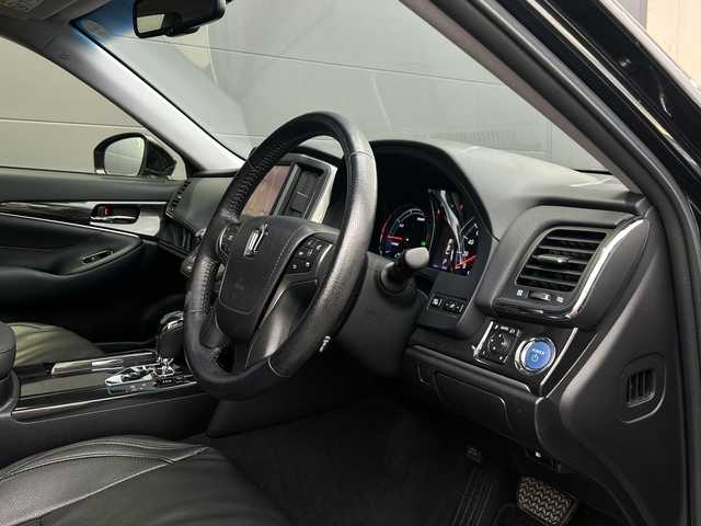 トヨタ クラウン ハイブリッド 佐賀県 2013(平25)年 5.5万km プレシャスブラックパール 純正8インチナビ/フルセグTV/CD/DVD/Bluetooth/全方位カメラ　/サンルーフ/クルーズコントロール/一時停止案内/合流案内/オートワイパー/横滑り防止装置/オートライト/HIDヘッドライト/LEDフォグライト/カーテンエアバック/ビルトインETC/運転席・助手席シートヒーター/運転席・助手席パワーシート/ステアリングヒーター/レザー調シートカバー/ISOFIX対応シート/スマートキー×２/純正フロアマット/純正15インチアルミホイール