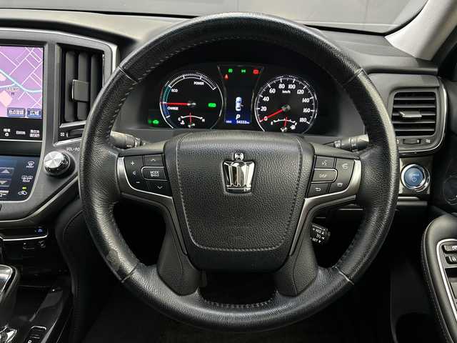 トヨタ クラウン ハイブリッド 佐賀県 2013(平25)年 5.5万km プレシャスブラックパール 純正8インチナビ/フルセグTV/CD/DVD/Bluetooth/全方位カメラ　/サンルーフ/クルーズコントロール/一時停止案内/合流案内/オートワイパー/横滑り防止装置/オートライト/HIDヘッドライト/LEDフォグライト/カーテンエアバック/ビルトインETC/運転席・助手席シートヒーター/運転席・助手席パワーシート/ステアリングヒーター/レザー調シートカバー/ISOFIX対応シート/スマートキー×２/純正フロアマット/純正15インチアルミホイール