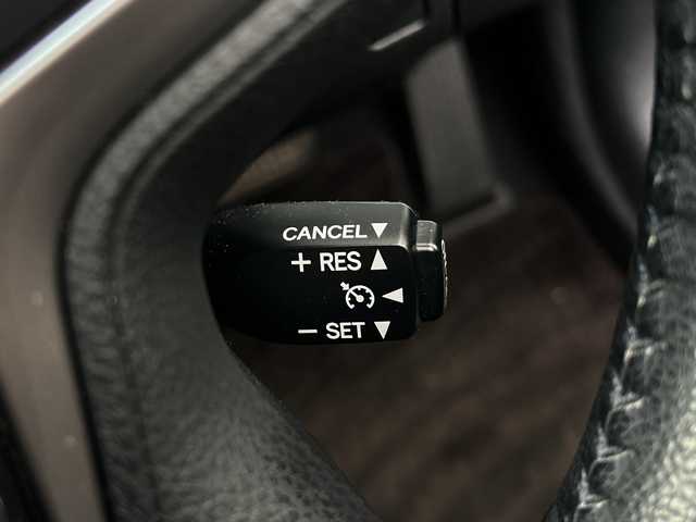 トヨタ クラウン ハイブリッド 佐賀県 2013(平25)年 5.5万km プレシャスブラックパール 純正8インチナビ/フルセグTV/CD/DVD/Bluetooth/全方位カメラ　/サンルーフ/クルーズコントロール/一時停止案内/合流案内/オートワイパー/横滑り防止装置/オートライト/HIDヘッドライト/LEDフォグライト/カーテンエアバック/ビルトインETC/運転席・助手席シートヒーター/運転席・助手席パワーシート/ステアリングヒーター/レザー調シートカバー/ISOFIX対応シート/スマートキー×２/純正フロアマット/純正15インチアルミホイール