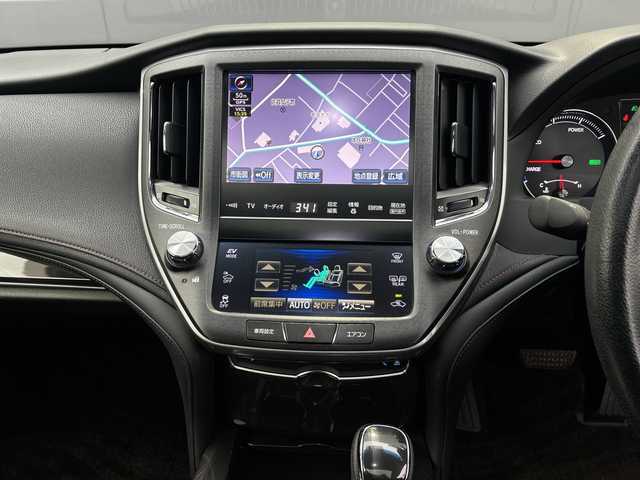 トヨタ クラウン ハイブリッド 佐賀県 2013(平25)年 5.5万km プレシャスブラックパール 純正8インチナビ/フルセグTV/CD/DVD/Bluetooth/全方位カメラ　/サンルーフ/クルーズコントロール/一時停止案内/合流案内/オートワイパー/横滑り防止装置/オートライト/HIDヘッドライト/LEDフォグライト/カーテンエアバック/ビルトインETC/運転席・助手席シートヒーター/運転席・助手席パワーシート/ステアリングヒーター/レザー調シートカバー/ISOFIX対応シート/スマートキー×２/純正フロアマット/純正15インチアルミホイール