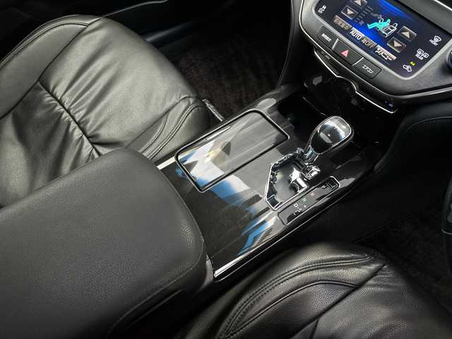 トヨタ クラウン ハイブリッド 佐賀県 2013(平25)年 5.5万km プレシャスブラックパール 純正8インチナビ/フルセグTV/CD/DVD/Bluetooth/全方位カメラ　/サンルーフ/クルーズコントロール/一時停止案内/合流案内/オートワイパー/横滑り防止装置/オートライト/HIDヘッドライト/LEDフォグライト/カーテンエアバック/ビルトインETC/運転席・助手席シートヒーター/運転席・助手席パワーシート/ステアリングヒーター/レザー調シートカバー/ISOFIX対応シート/スマートキー×２/純正フロアマット/純正15インチアルミホイール