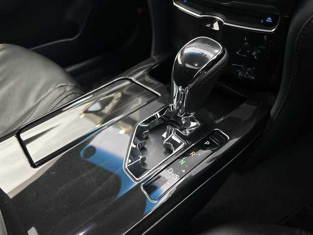 トヨタ クラウン ハイブリッド 佐賀県 2013(平25)年 5.5万km プレシャスブラックパール 純正8インチナビ/フルセグTV/CD/DVD/Bluetooth/全方位カメラ　/サンルーフ/クルーズコントロール/一時停止案内/合流案内/オートワイパー/横滑り防止装置/オートライト/HIDヘッドライト/LEDフォグライト/カーテンエアバック/ビルトインETC/運転席・助手席シートヒーター/運転席・助手席パワーシート/ステアリングヒーター/レザー調シートカバー/ISOFIX対応シート/スマートキー×２/純正フロアマット/純正15インチアルミホイール