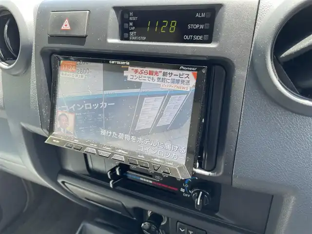 トヨタ ランドクルーザー 東京都 2015(平27)年 5.8万km ホワイト 丸目LEDヘッドライト/グリルガード付きアイアンバンパー/momoステアリング/社外16インチホイール//GEOLANDAR M/T（265/75/16）/HDDナビ（AVIC-ZH77）/・フルセグTV/Bluetoothオーディオ/DVD/バックカメラ/純正フロアマット/パイオニア製スピーカー（TS-WX300A）/合皮シートカバー/保証書/取扱説明書/スペアキー