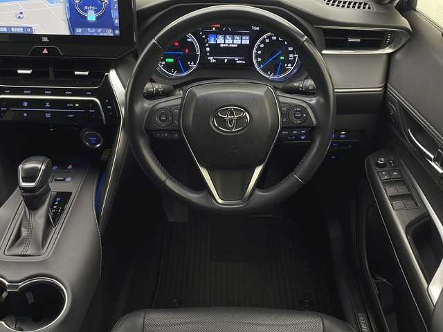 トヨタ ハリアー ハイブリッド Z レザーパッケージ 宮崎県 2020(令2)年 4.9万km ブラック Toyota Safety Sense/〇プリクラシュセーフティ/〇レーントレーシングアシスト/〇ブラインドスポットモニター/〇リアクロストラフィックアラート/〇パーキングサポートブレーキ/〇ロードサインアシスト/〇レーダークルーズコントロール/〇オートマチックハイビーム/〇クリアランスソナー/〇HUD/〇先行車発進告知/調光パノラマルーフ/デジタルインナーミラー/純正12.3インチナビ/フルセグTV/パノラミックビューモニター/黒本革シート/シートヒーター/シートベンチレーション/パワーシート/パワーバックドア/ワイヤレス充電/寒冷地仕様/ステアリングヒーター/ビルトインETC2.0/LEDヘッドライト/純正19インチAW/スマートキー×2