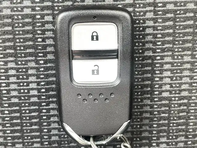 ホンダ フィット 13G Fパッケージ ファインED 熊本県 2017(平29)年 4.6万km プレミアムホワイトパールⅡ ワンオーナー/プッシュスタート/純正ナビ/（CD・DVD・フルセグTV・BTオーディオ・SD）/バックカメラ/横滑り防止装置/ウィンカーミラー/純正フロアマット/純正ドアバイザー/新車保証書/取扱説明書