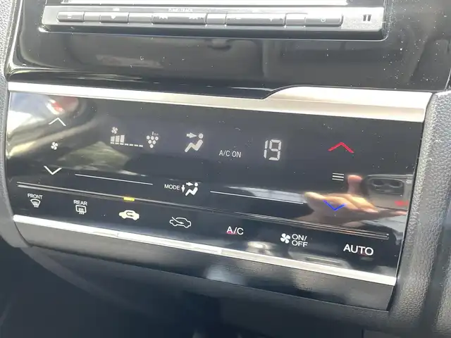ホンダ フィット 13G Fパッケージ ファインED 熊本県 2017(平29)年 4.6万km プレミアムホワイトパールⅡ ワンオーナー/プッシュスタート/純正ナビ/（CD・DVD・フルセグTV・BTオーディオ・SD）/バックカメラ/横滑り防止装置/ウィンカーミラー/純正フロアマット/純正ドアバイザー/新車保証書/取扱説明書