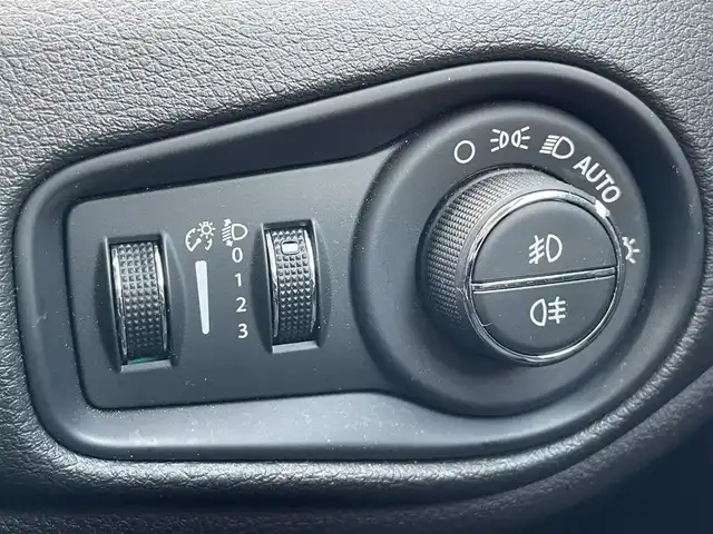 クライスラー・ジープ ジープ レネゲード リミテッド 千葉県 2016(平28)年 6.9万km 黒 衝突軽減ブレーキ/社外７インチメモリナビ/バックカメラ/レザーシート/パワーシート/シートヒーター/ステアリングヒーター/ＢＳＭ/コーナーセンサー/HIDヘッドライト/オートライト/ＥＴＣ