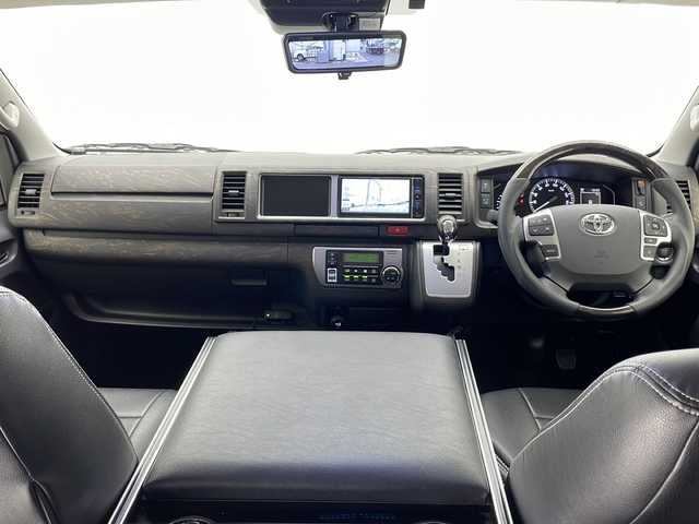 トヨタ ハイエース GL 千葉県 2023(令5)年 0.8万km ブラックマイカ 社外ナビ/　CD/DVD/Bluetooth/フルセグTV/フリップダウンモニター/車線逸脱警報/衝突軽減ブレーキ/クリアランスソナー/アラウンドビューモニター/マフラー／アルミホイール／フロントエアロ/片側パワスラ/社外センターコンソール/デジタルインナーミラー/レザー調シートカバー/ETC/LEDライト/フォグランプ/ウッド調ステアリング/フロアマット/ドアバイザー