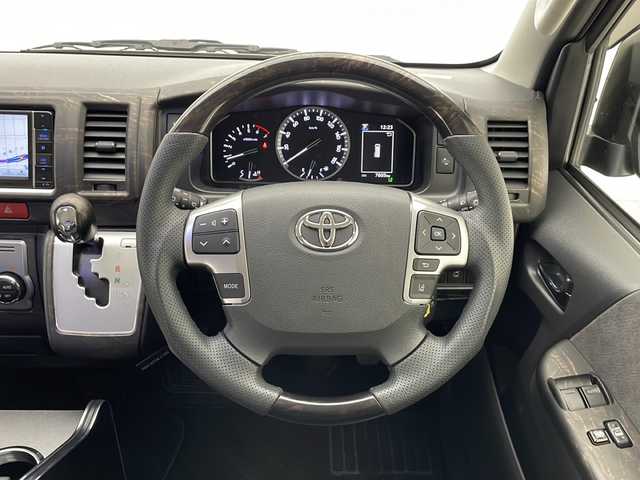 トヨタ ハイエース GL 千葉県 2023(令5)年 0.8万km ブラックマイカ 社外ナビ/　CD/DVD/Bluetooth/フルセグTV/フリップダウンモニター/車線逸脱警報/衝突軽減ブレーキ/クリアランスソナー/アラウンドビューモニター/マフラー／アルミホイール／フロントエアロ/片側パワスラ/社外センターコンソール/デジタルインナーミラー/レザー調シートカバー/ETC/LEDライト/フォグランプ/ウッド調ステアリング/フロアマット/ドアバイザー