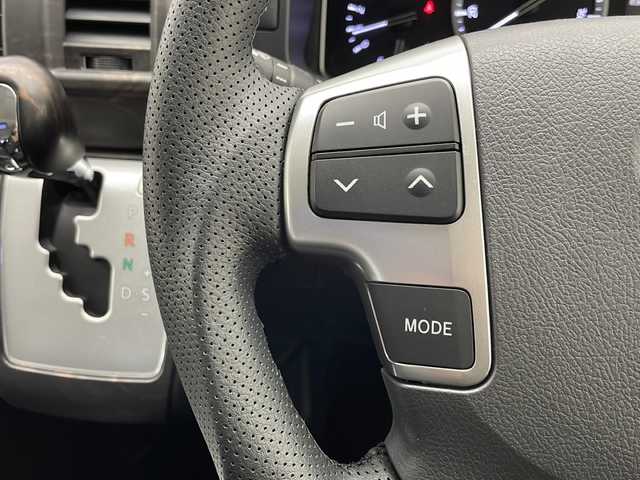 トヨタ ハイエース GL 千葉県 2023(令5)年 0.8万km ブラックマイカ 社外ナビ/　CD/DVD/Bluetooth/フルセグTV/フリップダウンモニター/車線逸脱警報/衝突軽減ブレーキ/クリアランスソナー/アラウンドビューモニター/マフラー／アルミホイール／フロントエアロ/片側パワスラ/社外センターコンソール/デジタルインナーミラー/レザー調シートカバー/ETC/LEDライト/フォグランプ/ウッド調ステアリング/フロアマット/ドアバイザー