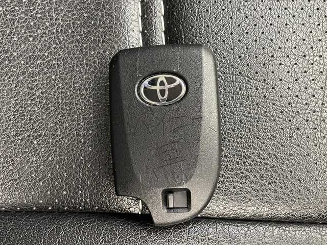 トヨタ ハイエース GL 千葉県 2023(令5)年 0.8万km ブラックマイカ 社外ナビ/　CD/DVD/Bluetooth/フルセグTV/フリップダウンモニター/車線逸脱警報/衝突軽減ブレーキ/クリアランスソナー/アラウンドビューモニター/マフラー／アルミホイール／フロントエアロ/片側パワスラ/社外センターコンソール/デジタルインナーミラー/レザー調シートカバー/ETC/LEDライト/フォグランプ/ウッド調ステアリング/フロアマット/ドアバイザー