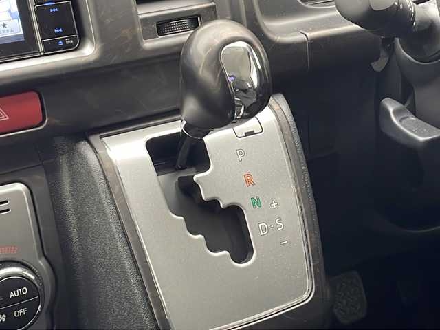 トヨタ ハイエース GL 千葉県 2023(令5)年 0.8万km ブラックマイカ 社外ナビ/　CD/DVD/Bluetooth/フルセグTV/フリップダウンモニター/車線逸脱警報/衝突軽減ブレーキ/クリアランスソナー/アラウンドビューモニター/マフラー／アルミホイール／フロントエアロ/片側パワスラ/社外センターコンソール/デジタルインナーミラー/レザー調シートカバー/ETC/LEDライト/フォグランプ/ウッド調ステアリング/フロアマット/ドアバイザー