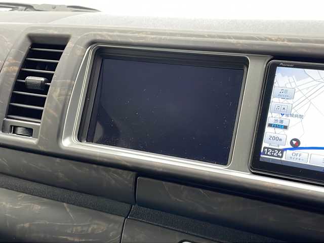 トヨタ ハイエース GL 千葉県 2023(令5)年 0.8万km ブラックマイカ 社外ナビ/　CD/DVD/Bluetooth/フルセグTV/フリップダウンモニター/車線逸脱警報/衝突軽減ブレーキ/クリアランスソナー/アラウンドビューモニター/マフラー／アルミホイール／フロントエアロ/片側パワスラ/社外センターコンソール/デジタルインナーミラー/レザー調シートカバー/ETC/LEDライト/フォグランプ/ウッド調ステアリング/フロアマット/ドアバイザー