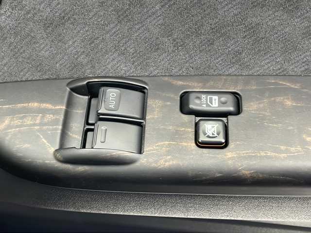 トヨタ ハイエース GL 千葉県 2023(令5)年 0.8万km ブラックマイカ 社外ナビ/　CD/DVD/Bluetooth/フルセグTV/フリップダウンモニター/車線逸脱警報/衝突軽減ブレーキ/クリアランスソナー/アラウンドビューモニター/マフラー／アルミホイール／フロントエアロ/片側パワスラ/社外センターコンソール/デジタルインナーミラー/レザー調シートカバー/ETC/LEDライト/フォグランプ/ウッド調ステアリング/フロアマット/ドアバイザー