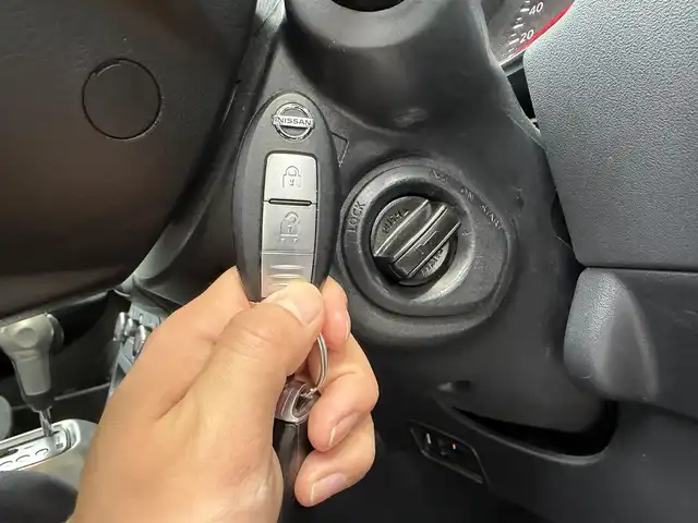 日産 デュアリス 20G FOUR 高知県 2013(平25)年 7.5万km スーパーブラック 純正ナビ/Bluetooth接続/ETC/4WD/MTモード付AT/AAC/ガラスルーフ/純正フロアマット/純正17インチアルミホイール/キセノンヘッドライト/運転席＋助手席＋サイドエアバッグ/スマートキー/盗難防止装置