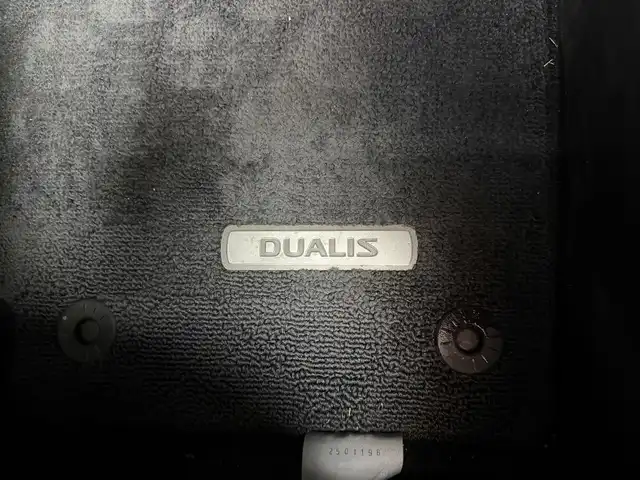 日産 デュアリス 20G FOUR 高知県 2013(平25)年 7.5万km スーパーブラック 純正ナビ/Bluetooth接続/ETC/4WD/MTモード付AT/AAC/ガラスルーフ/純正フロアマット/純正17インチアルミホイール/キセノンヘッドライト/運転席＋助手席＋サイドエアバッグ/スマートキー/盗難防止装置