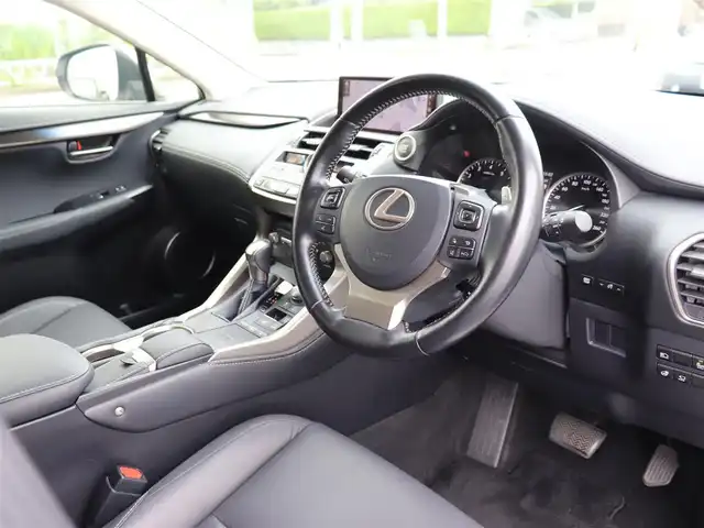 レクサス ＮＸ 300 Iパッケージ 神奈川県 2018(平30)年 5.6万km ソニッククォーツ 純正ナビ/：フルセグTV/全方位カメラ/置くだけ充電/ヘッドアップディスプレイ/黒革シート/：前席パワーシート/：シートヒーター/ステアリングヒーター/BSM/電動パーキングブレーキ/３眼LEDヘッドライト/ETC2.0/保証書/取説/記録簿/スペアスマートキー/カードキー
