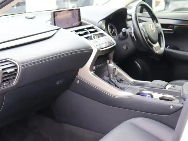レクサス ＮＸ 300 Iパッケージ 神奈川県 2018(平30)年 5.6万km ソニッククォーツ 純正ナビ/：フルセグTV/全方位カメラ/置くだけ充電/ヘッドアップディスプレイ/黒革シート/：前席パワーシート/：シートヒーター/ステアリングヒーター/BSM/電動パーキングブレーキ/３眼LEDヘッドライト/ETC2.0/保証書/取説/記録簿/スペアスマートキー/カードキー
